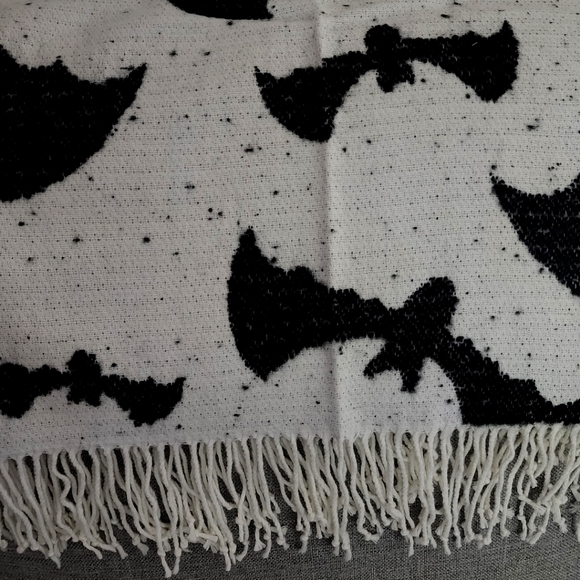 Well Dressed Home Decorative Throw Bats Reversible with Fringe Black and White - Picture 2 of 8
